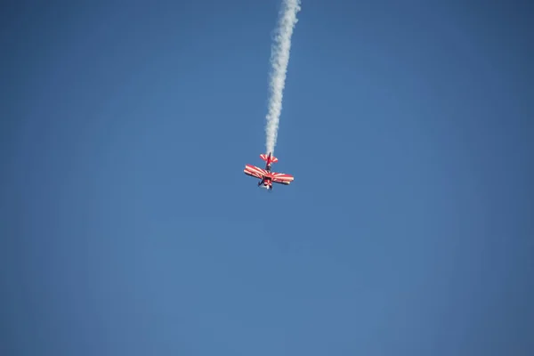 Biplano Aerobatica Nel Cielo Blu — Foto Stock