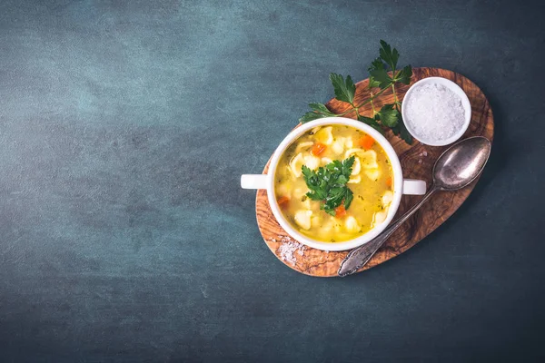 Sup Ayam Dengan Pasta Dan Peterseli — Stok Foto