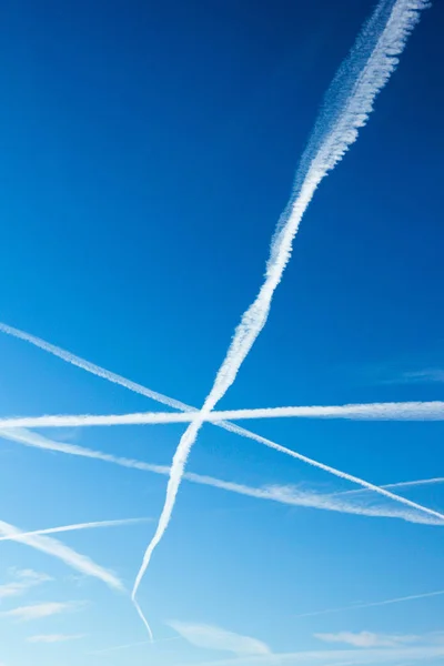 Contrails Céu Azul — Fotografia de Stock