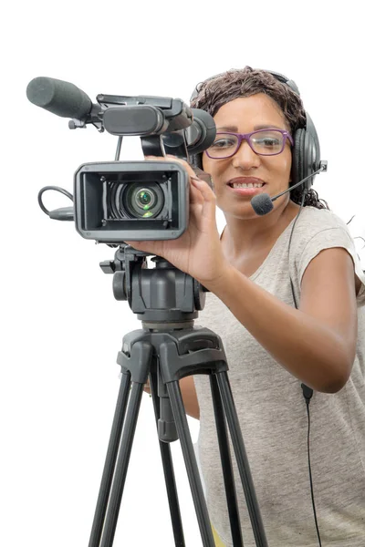 Ung Afroamerikansk Kvinna Med Professionell Videokamera Och Hörlurar Vitt — Stockfoto