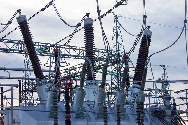 Gökyüzünün Arka Planında Kablolu Elektrik Hattı Bulutlu Güneşli Elektrikli — Stok fotoğraf