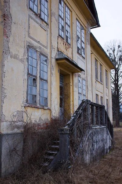 Заброшенное Старое Промышленное Здание — стоковое фото