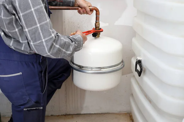 Mann Mit Handschuhen Und Wasserhahn Mit Rohr — Stockfoto