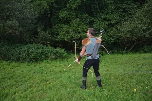 Joven Arquero Medieval Del Lado Con Correo Cadena Arco Flecha —  Fotos de Stock