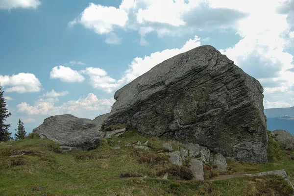 Rochers Sur Pâturage Été — Photo