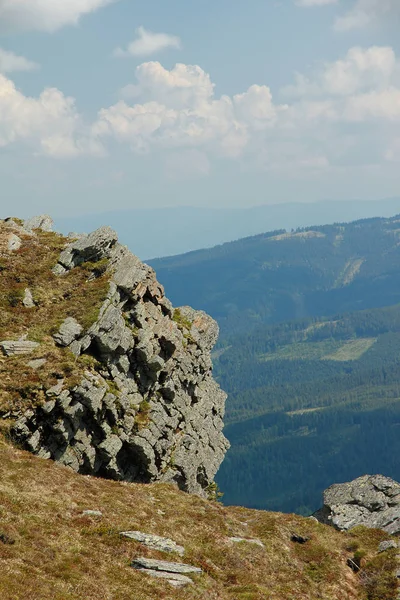 Скелі Гірському Пасовищі Влітку — стокове фото