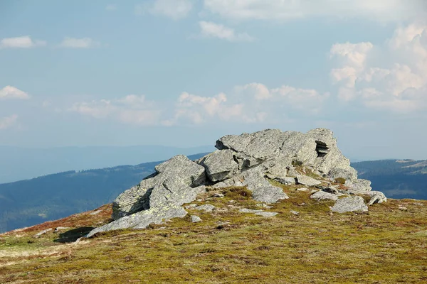 夏の山の中の岩は — ストック写真