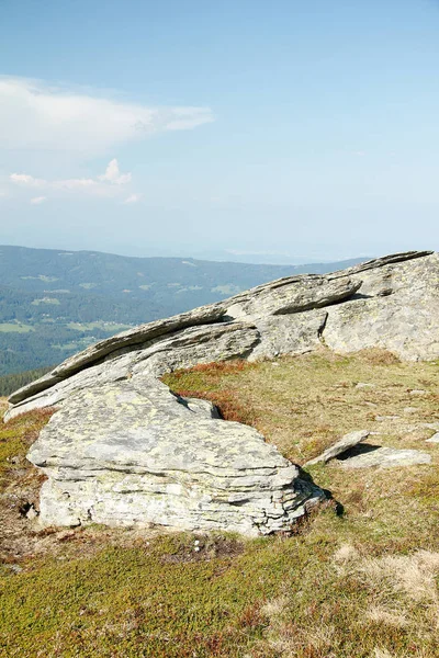 Скелі Розростаються Горах — стокове фото