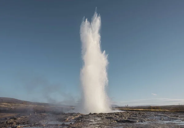 Híres Strokkur Tavaszi Gejzír Kitörése Izlandon — Stock Fotó