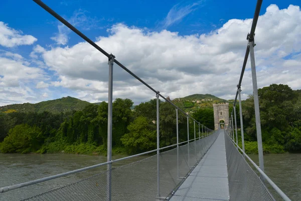 俯瞰索契市群山中的桥 — 图库照片