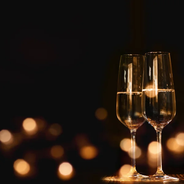 Bicchieri Champagne Occasione Festiva Uno Sfondo Scuro Con Luci — Foto Stock