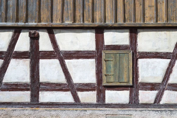 Stara Drewniana Fasada Zamkniętą Okiennicą — Zdjęcie stockowe