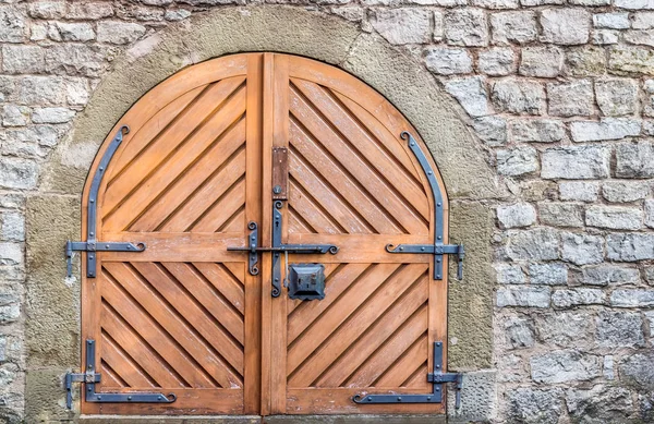 Antigua Puerta Madera Con Bisagras Metálicas Pestillo Una Pared Piedra — Foto de Stock