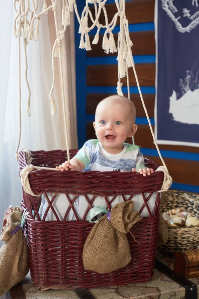 Glücklicher Kleiner Junge Liegt Korb Zimmer Sechs Monate — Stockfoto