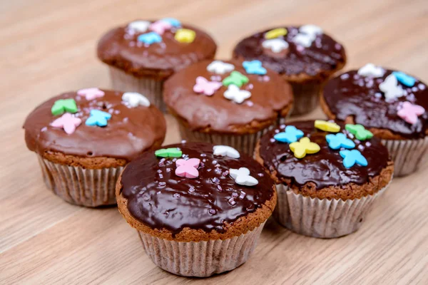 Choklad Muffins Med Färgglada Dekoration Trä Mark — Stockfoto