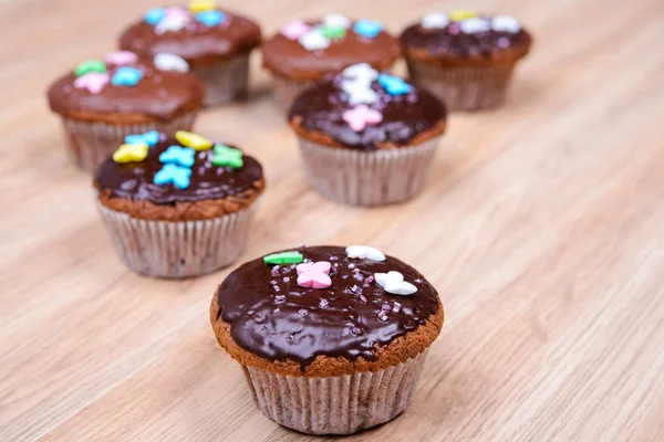 Muffin Cioccolato Con Decorazione Colorata Terreno Legno — Foto Stock