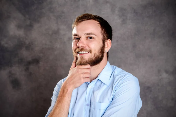 Jeune Homme Barbu Face Fond Gris Réfléchit — Photo