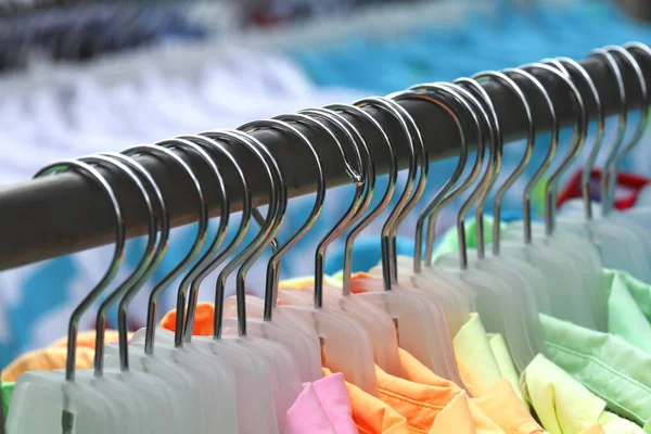 Bunte Shirts Auf Kleiderbügeln Deutschland Europa — Stockfoto