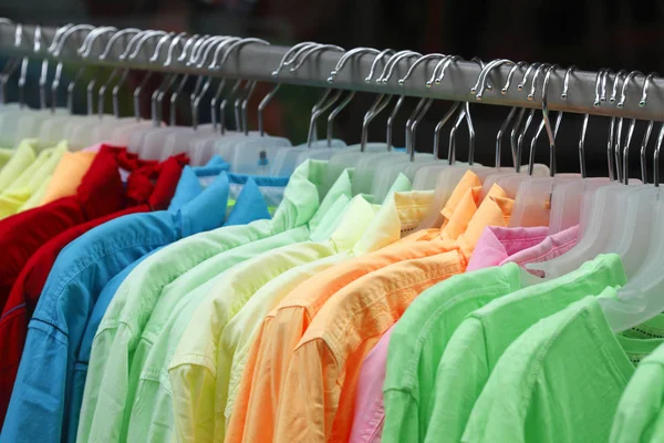 Kleurrijke Shirts Hangers Duitsland Europa — Stockfoto