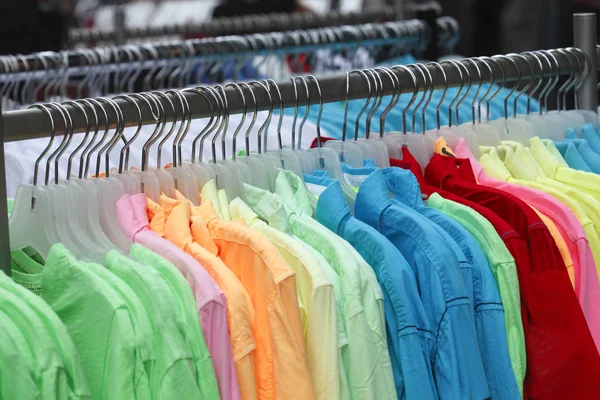 Bunte Shirts Auf Kleiderbügeln Deutschland Europa — Stockfoto