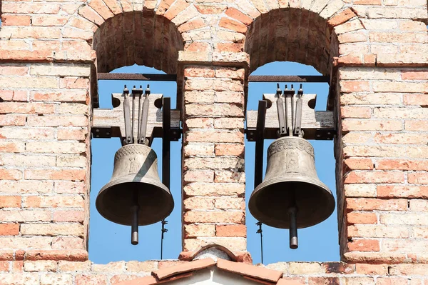 世紀の国の教会の鐘のある小さなベル タワー — ストック写真
