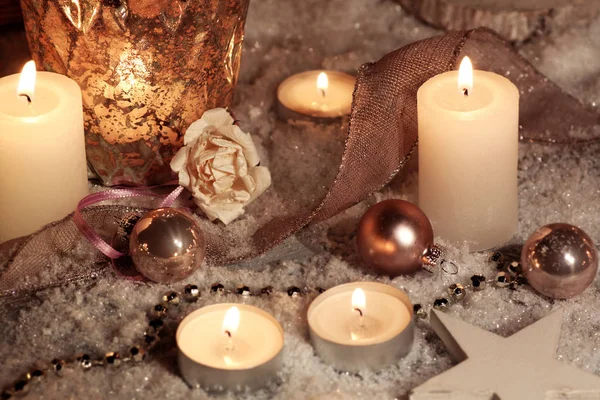 Motivo Natalizio Con Candele Sulla Neve — Foto Stock