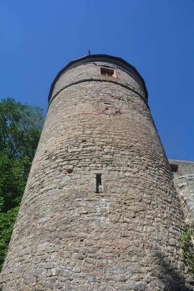 Oude Kasteel Toren Ruïne Tegen Een Blauwe Lucht — Stockfoto
