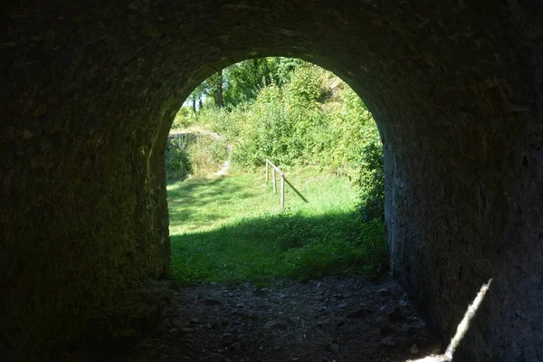 Bir Şatonun Taş Kavis Tüneli Kırsal Manzaralı Bir Harabe — Stok fotoğraf
