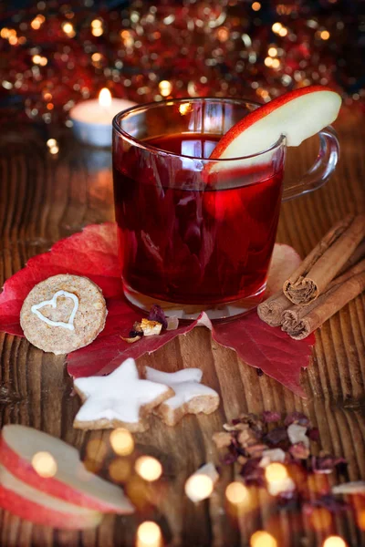 Glühwein Mit Weihnachtsplätzchen Und Gewürzen Auf Dem Weihnachtsmarkt — Stockfoto