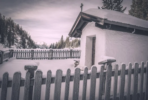 Winter Scenery Small Rustic Chapel Covered Snow Surrounded Wooden Fence — Stock Photo, Image