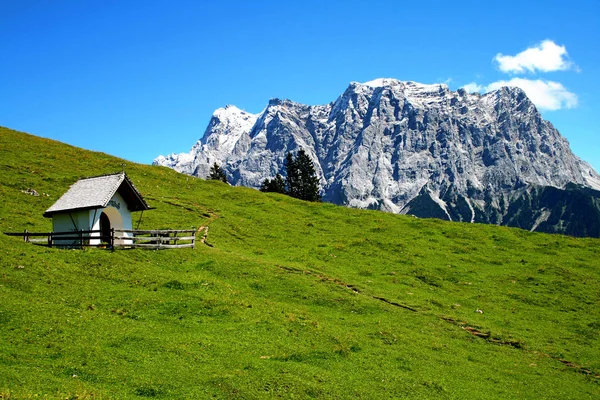 Louka Kaple Tuftlalmu Před Zugspitze Rakousko — Stock fotografie