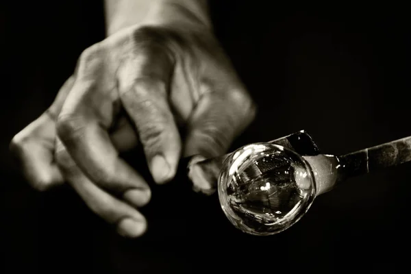Εργασία Από Γυαλί Φυσητήρα Glassblower Κάνει Σφαίρα — Φωτογραφία Αρχείου