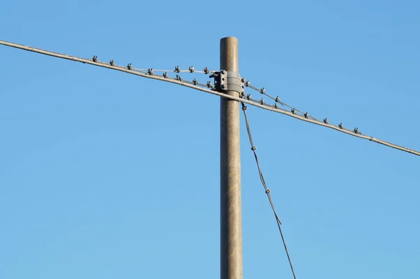 Línea Alimentación Con Alambres Contra Cielo Azul — Foto de Stock