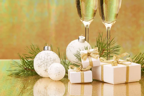 Due Bicchieri Con Champange Ramo Abete Scatole Regalo Decorazioni Natalizie — Foto Stock