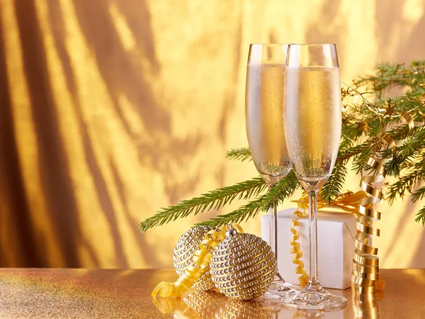 Due Bicchieri Con Champange Ramo Abete Scatola Regalo Giocattolo Natale — Foto Stock