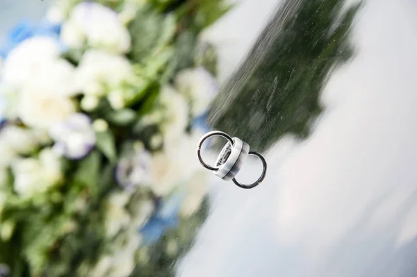 愛と名誉の象徴としての結婚指輪 — ストック写真