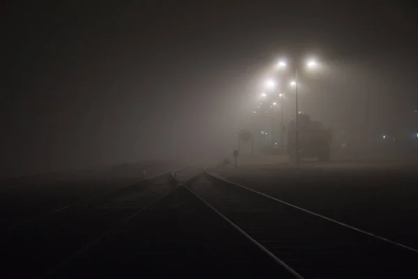 Signaux Lumineux Près Une Gare Dans Brouillard Avec Éclairage Artificiel — Photo