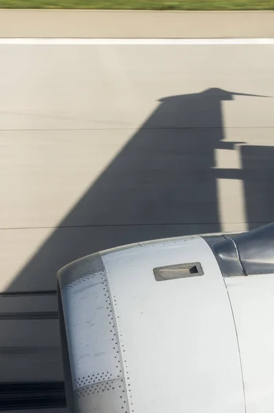 道路上の飛行機は — ストック写真