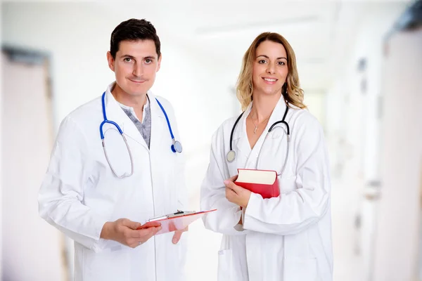 Junges Freundliches Ärzteteam Mit Buch Laborkittel Vor Klinik Hintergrund — Stockfoto