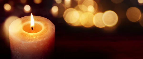 Свечи Золотыми Огнями Темном Фоне Боке — стоковое фото