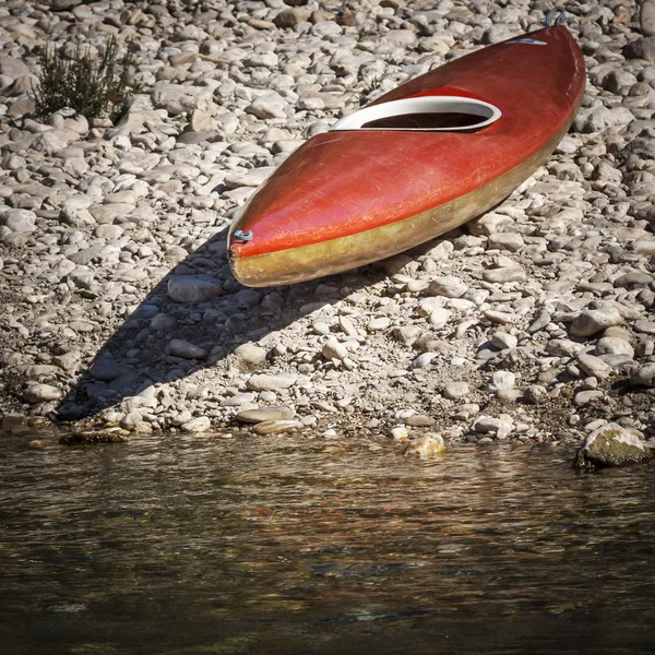 Kayak Rouge Sur Plage Galets Sur Rivière — Photo
