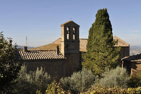 イタリアの教会とヒノキの風景 — ストック写真