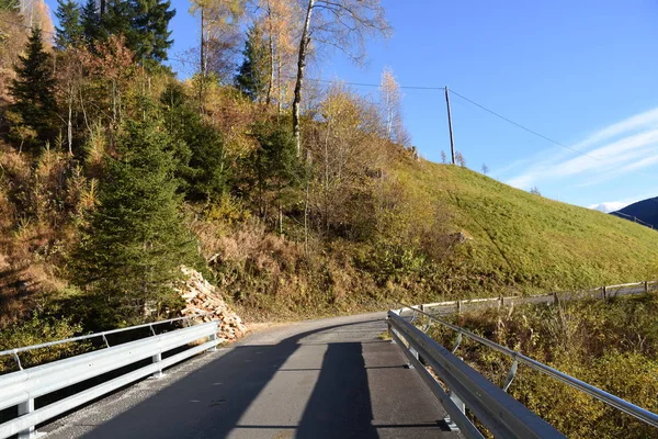 Oberleibnig Sankt Johann Walde Φθινόπωρο Isel Δρόμος Γέφυρα Βουνό Δέντρα — Φωτογραφία Αρχείου