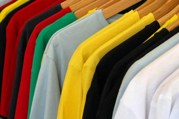 Shirt Coloré Sur Cintres Dans Boutique — Photo