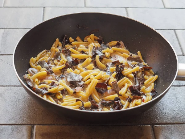 Paccheri Pasta Tradicional Italiana Con Crema Agria Champiñones Negros Chinos — Foto de Stock