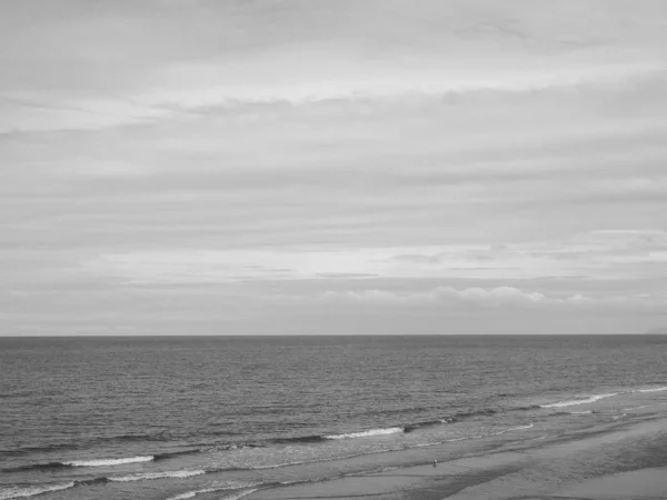 Mare Vuoto Visto Dalla Spiaggia Utile Come Sfondo Bianco Nero — Foto Stock