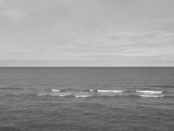 Mar Vazio Visto Praia Útil Como Fundo Preto Branco — Fotografia de Stock