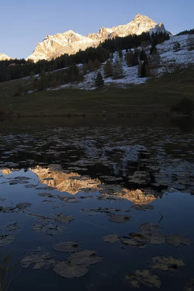 Alpenglow Coucher Soleil Dessus Lac Tarasp Dans Canton Suisse Graubunden — Photo