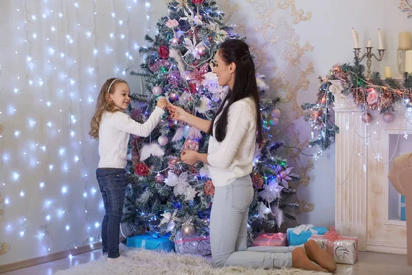 Ładna Dziewczyna Mamą Urządza Choinkę Domu Szczęśliwa Rodzina Wesołych Świąt — Zdjęcie stockowe