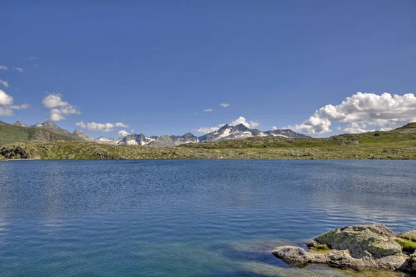 Lago Montaña Con Picos Nevados —  Fotos de Stock